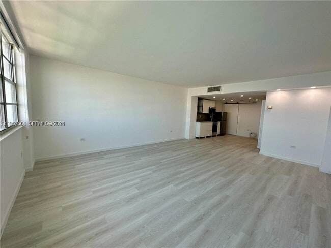 Building Photo - 801 Brickell Bay Dr