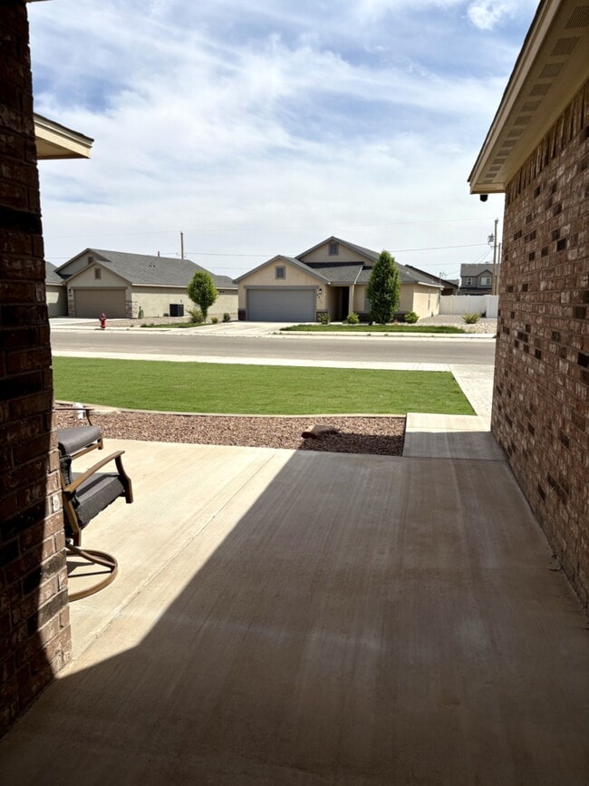 Building Photo - 2412 W Ray Ave