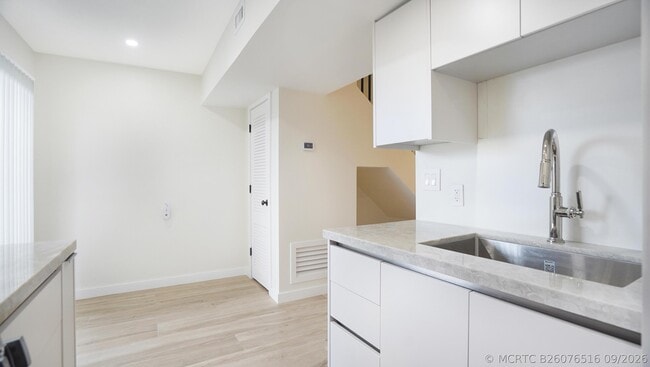 Building Photo - 701 S Royal Poinciana Blvd