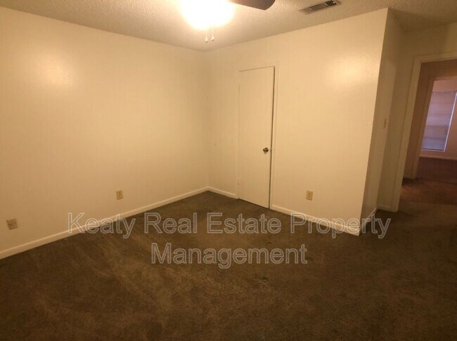 Building Photo - 102 Country Ln