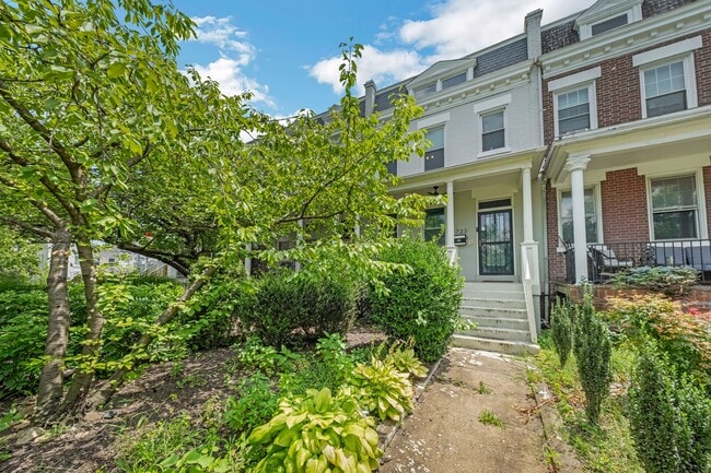 Building Photo - 723 K St NE