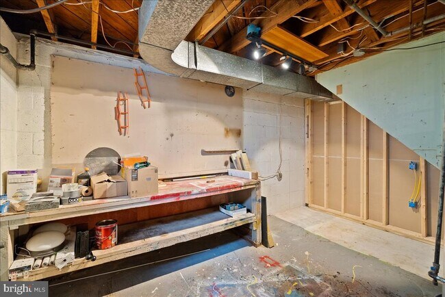 Building Photo - 6451 Maplewood Dr