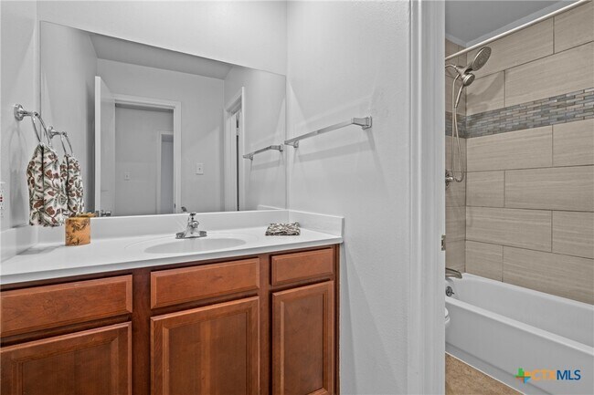Building Photo - 8406 Lyndon Ln