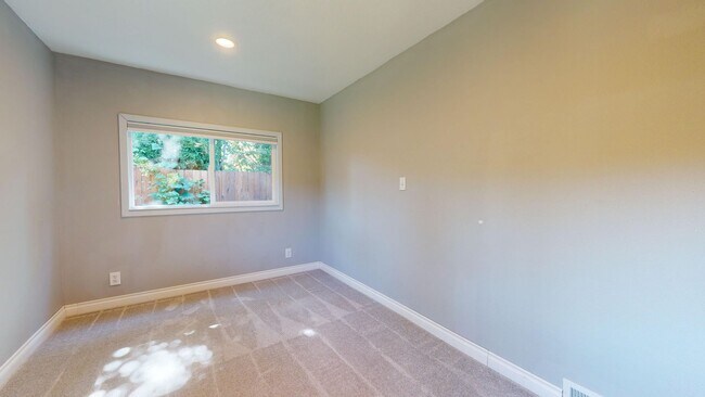 Building Photo - Tracyton 3 Bedroom w/ Tons of Parking & Huge Lot! Avail. 4/15