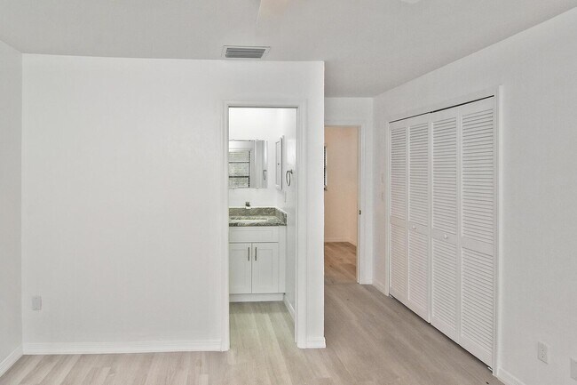 Building Photo - 1202 E 7th St