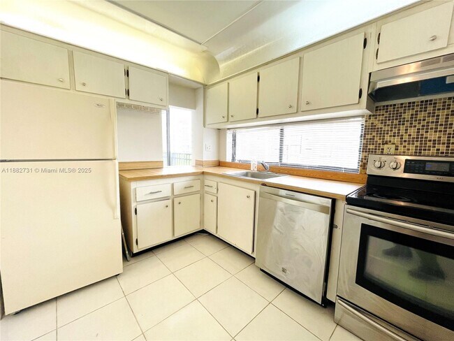 Building Photo - 16909 N Bay Rd