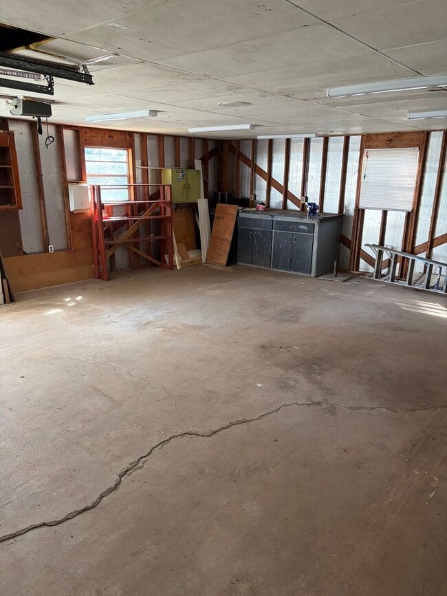 Building Photo - FENCED IN YARD AND LARGE DETACHED TWO CAR GARAGE LOCATED IN THE DESIRED TRAVELERS REST!!!