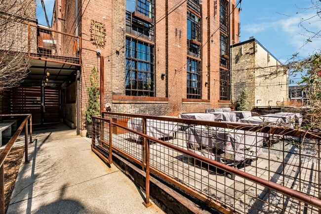 Building Photo - 614 Madison St