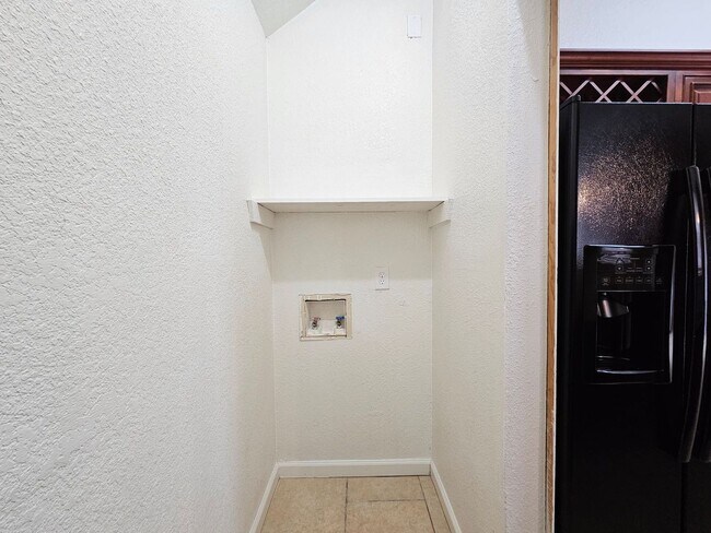 Building Photo - AVAILABLE NOW!