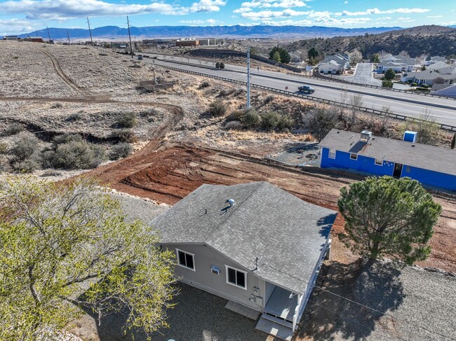 Building Photo - 2 Bedroom, 1 Bath Home For Rent in Diamond Valley!