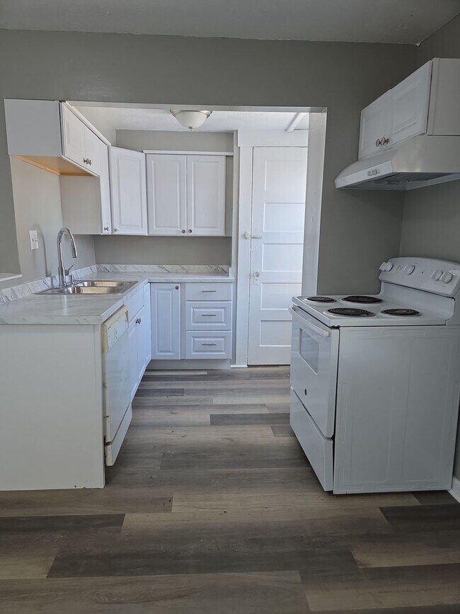 Building Photo - Quaint 3 bed 1.5 bath with detached garage close to everything