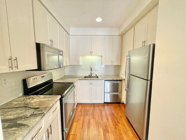 Building Photo - Contemporary, Light Filled Condo w/Garage ...