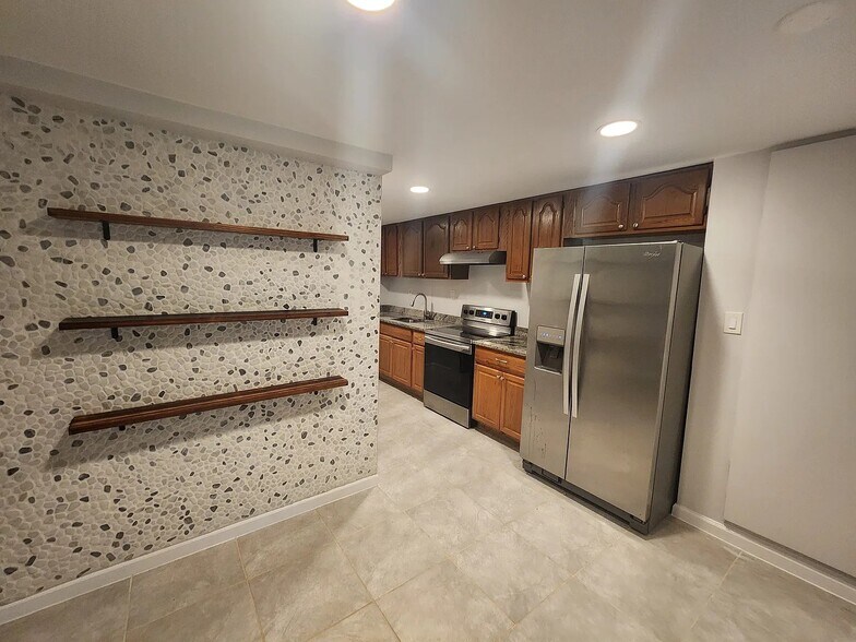 Building Photo - 721 Symphony Woods Dr