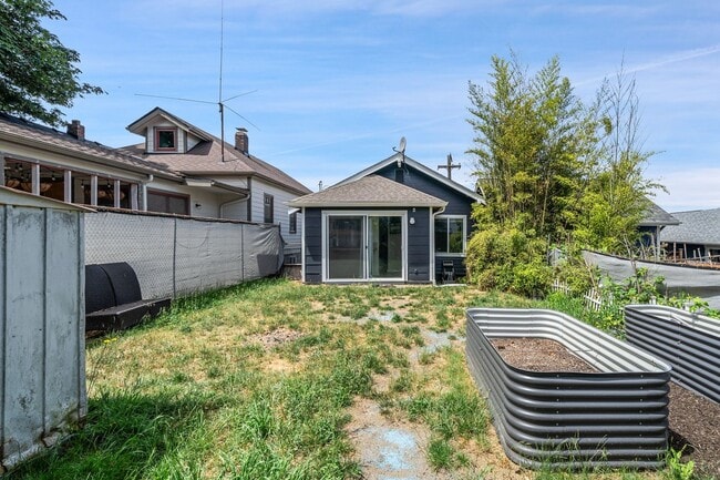 Building Photo - Updated Bremerton Home with Modern Touches