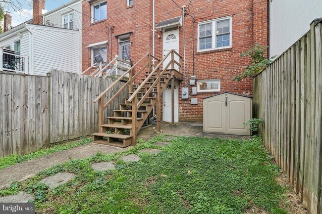 Building Photo - 250 Lynhaven Dr