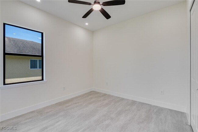 Building Photo - 153 SE 21st St