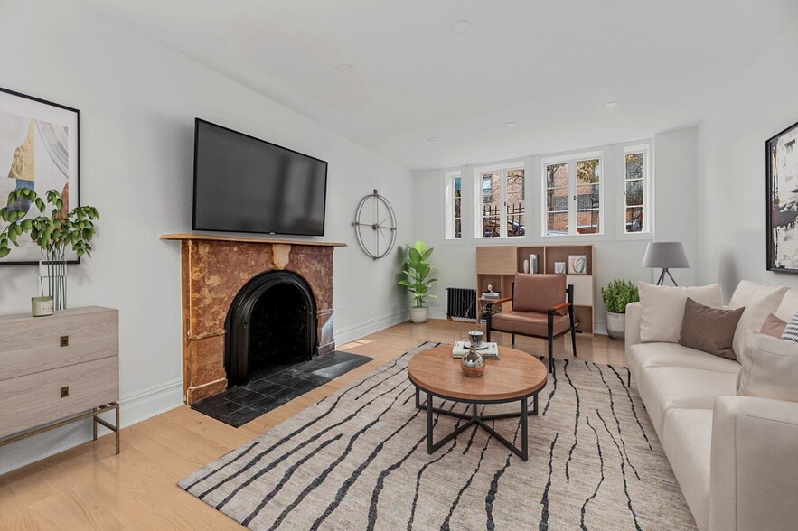 Building Photo - 220 W 10th St