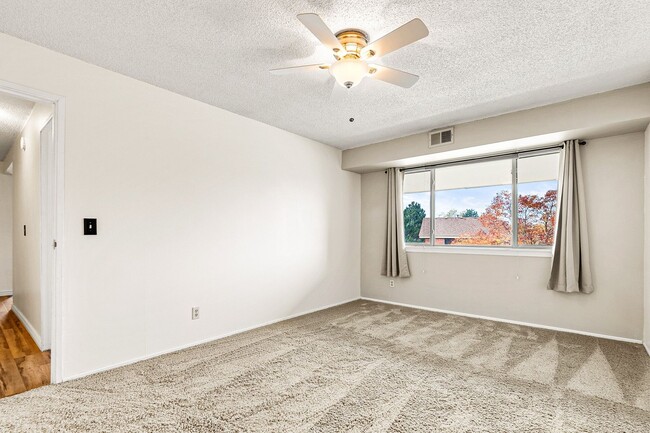 Building Photo - Remodeled 2B/2B East Boulder Apartment w/ ...