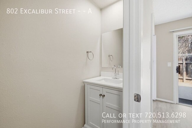 Building Photo - 802 Excalibur St