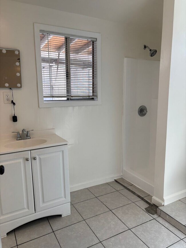 Building Photo - Beautiful 1 Bed Backhouse Available Now!