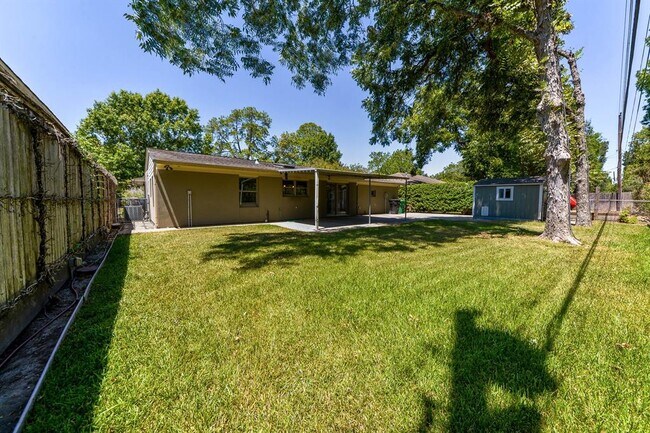 Building Photo - 2014 Woodvine Dr