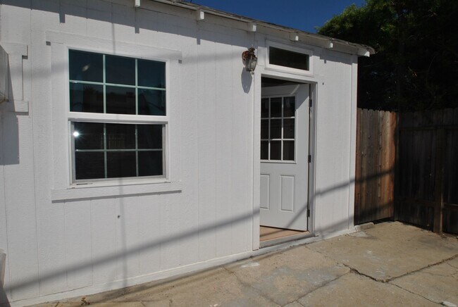 Building Photo - 3820 Cedar Ave