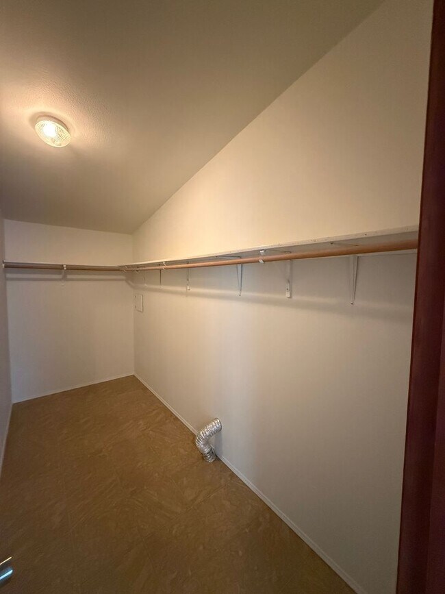 Building Photo - SPIRIT LAKE HOME (P#440)