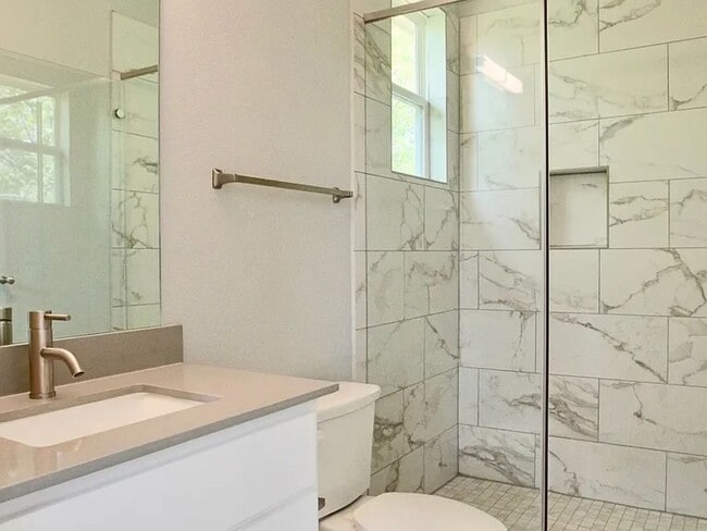 Building Photo - East Riverside near parks