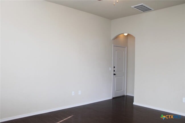 Building Photo - 665 Creekside Cir