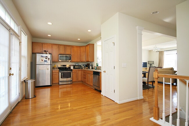 Building Photo - Pet Friendly Mill Creek Village Townhome