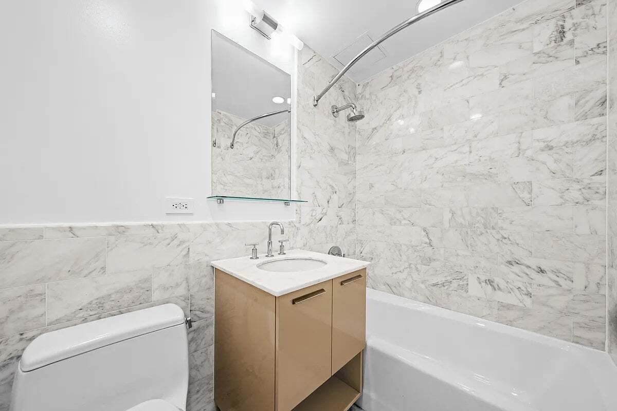 Building Photo - 49 E 34th St