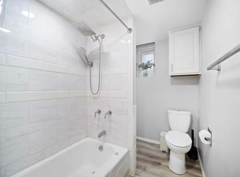 Full Bathroom - 2117 W Riverside Ave
