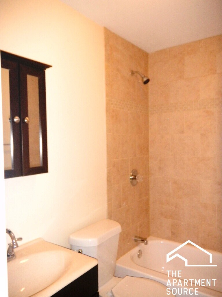 Building Photo - 696 Elm Pl