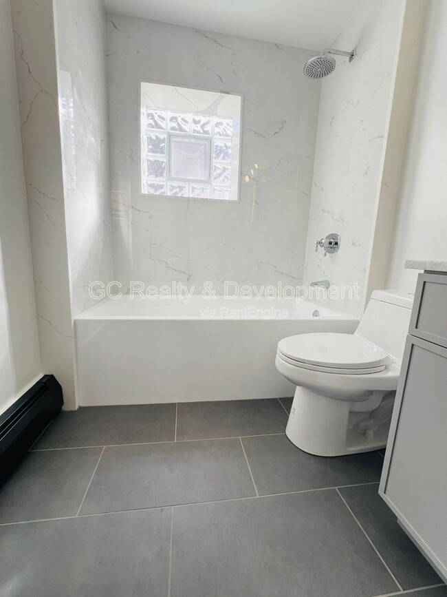 Building Photo - 3408 N Greenview Ave