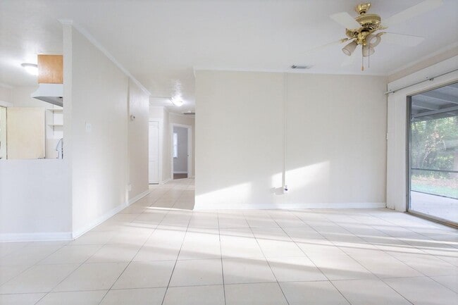 Building Photo - 211 Columbia Dr