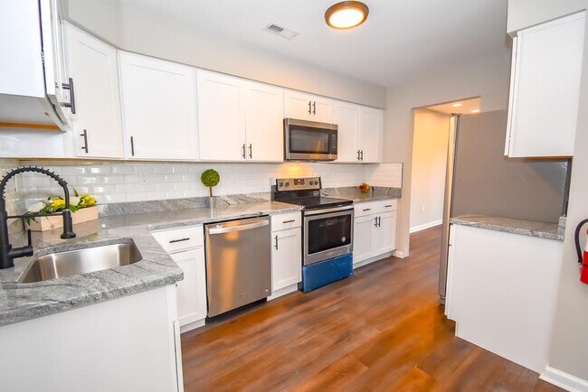 Building Photo - 1208 Chanticleer