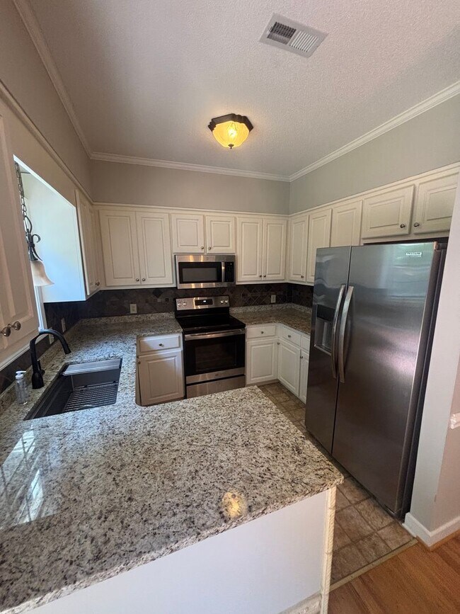 Building Photo - Beautifully Maintained Townhome In The Heart Of Town!