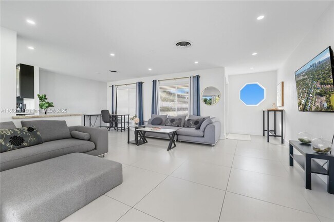 Building Photo - 1709 SW 5th Pl