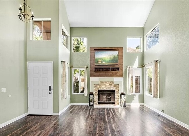 Building Photo - Spacious Two-Story Home in Lake Elsinore