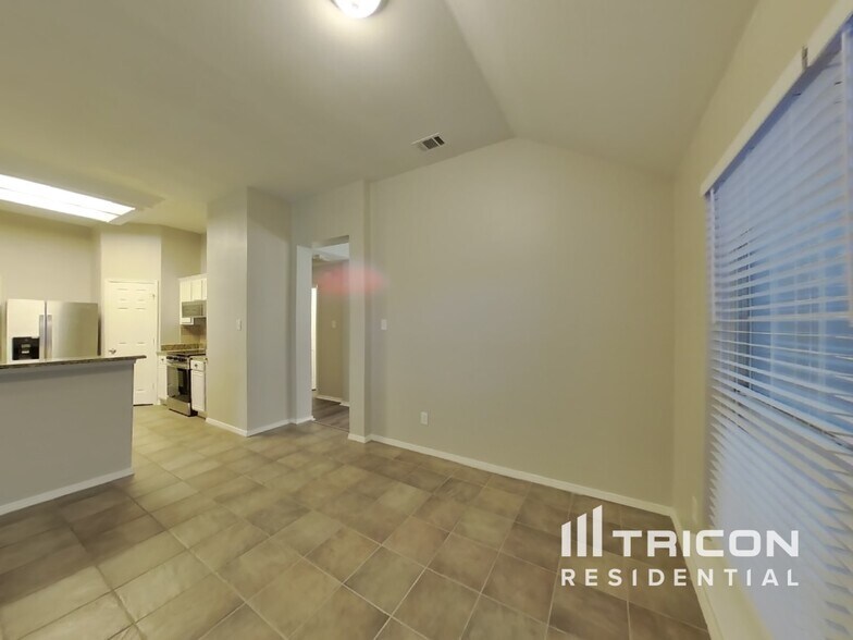 Building Photo - 834 San Jacinto Dr