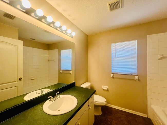 Building Photo - 3 Bedroom, 2 Bath Home with Yard - Palmetto