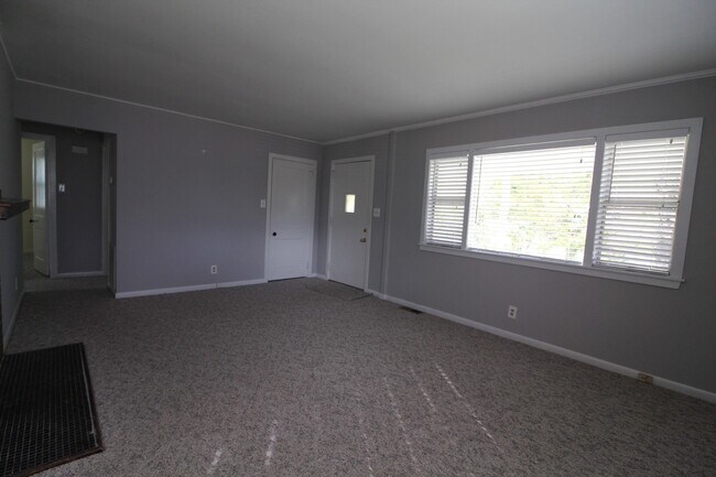 Building Photo - Absolutely adorable home in Oak Ridge