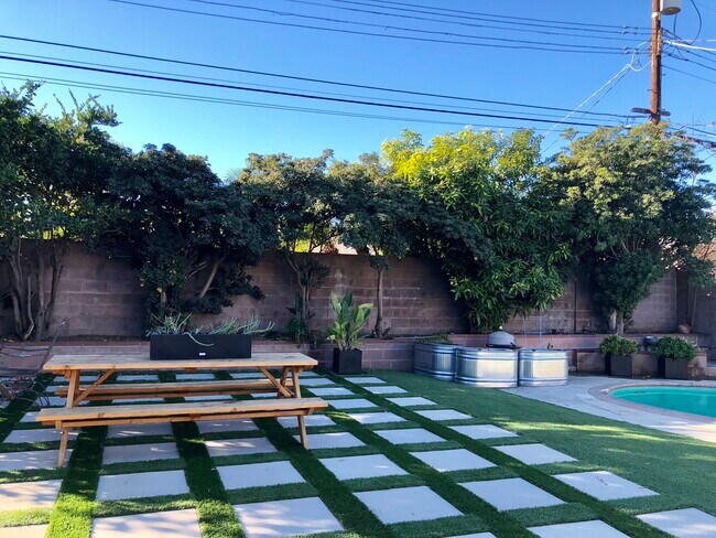 Building Photo - 9333 Swinton Ave