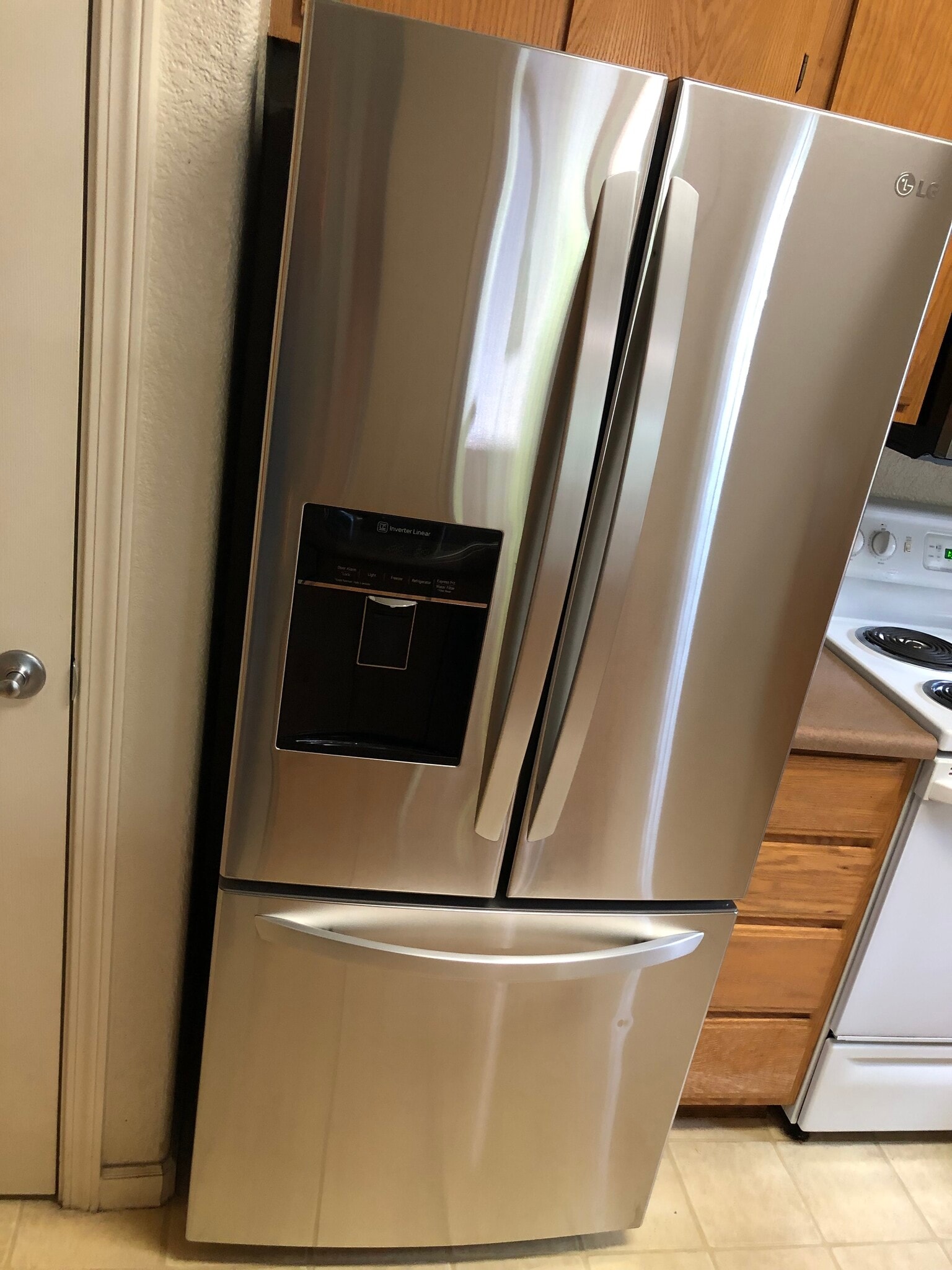 Newer LG Fridge with Filtered water and Ice maker - 10001 Woodcreek Oaks Blvd