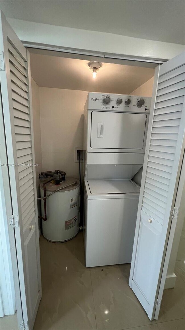 Building Photo - 8235 Crespi Blvd