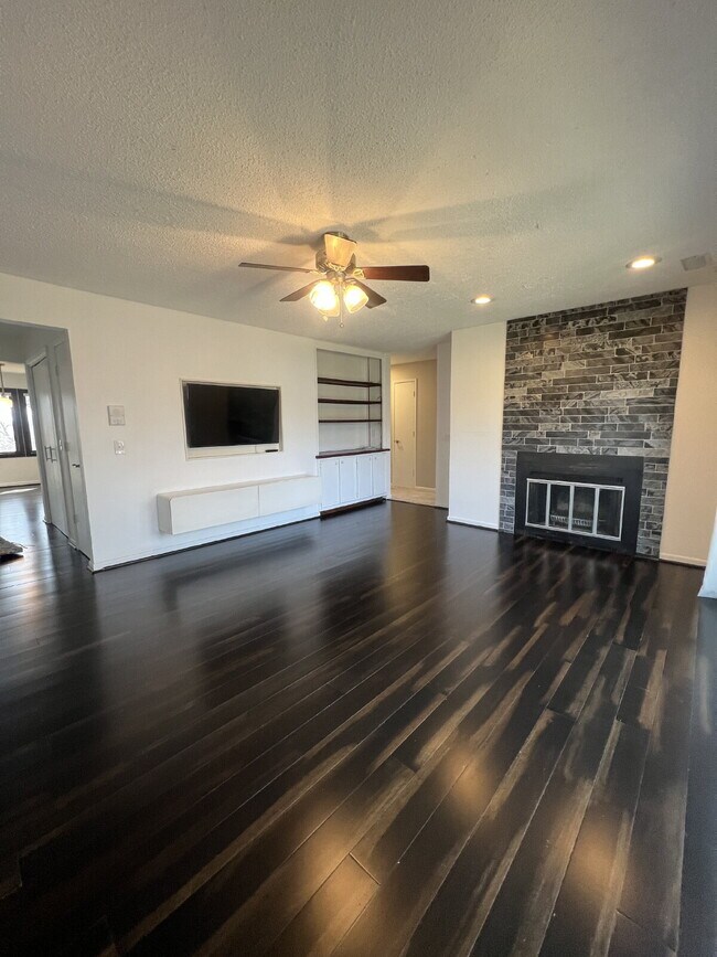 Building Photo - 2 Bedroom / 2 Bath Condo with 1,200 Square Feet, Luxury Finishes, and Great Amenities!