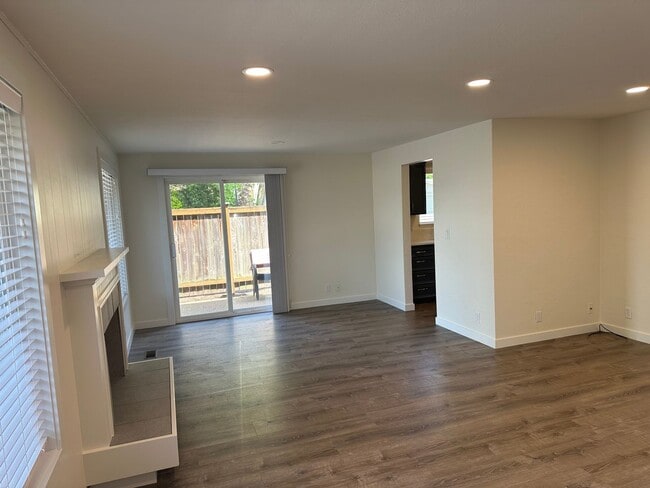 Building Photo - Beautifully updated 3 bedroom 1.5 bath dup...