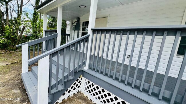 Building Photo - 112 E Dewey St