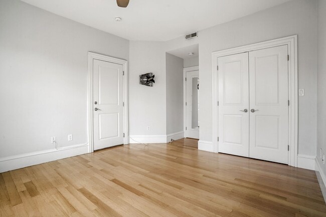 Building Photo - 703 E 4th St