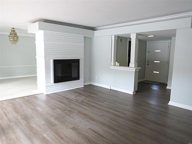 Living room/front entryway - 7580 Amherst Ave